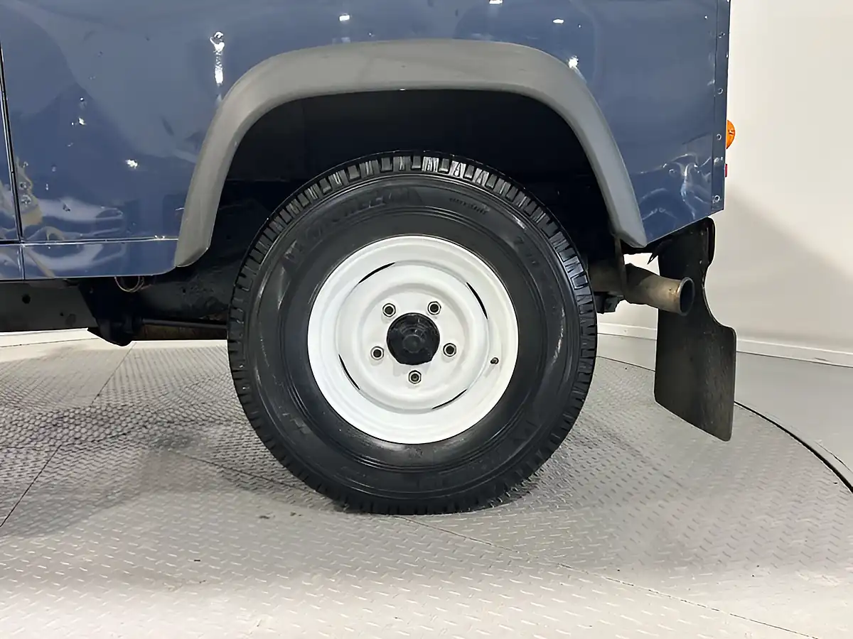 Used 2010 Land Rover Defender 90 Hard Top Blue - Interior and Exterior details 13