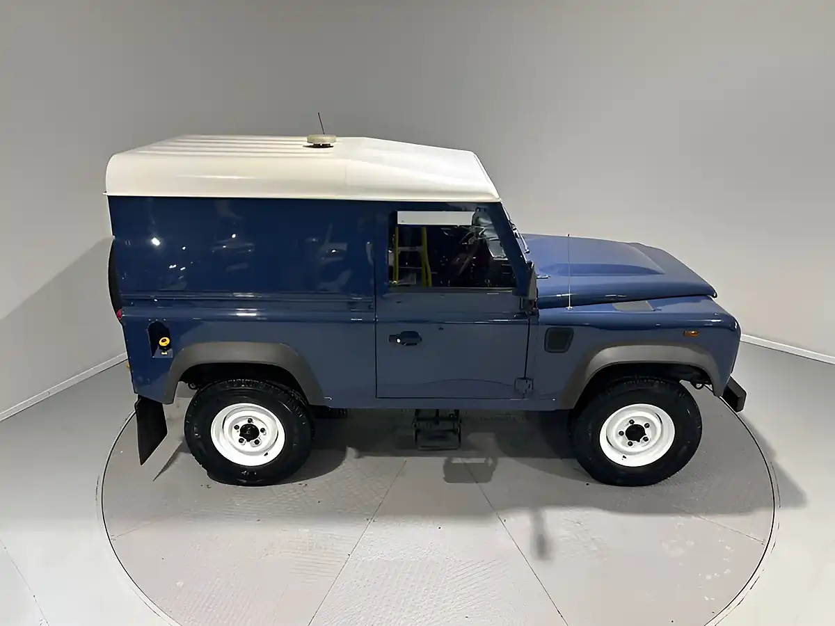 Used 2010 Land Rover Defender 90 Hard Top Blue - Interior and Exterior details 4