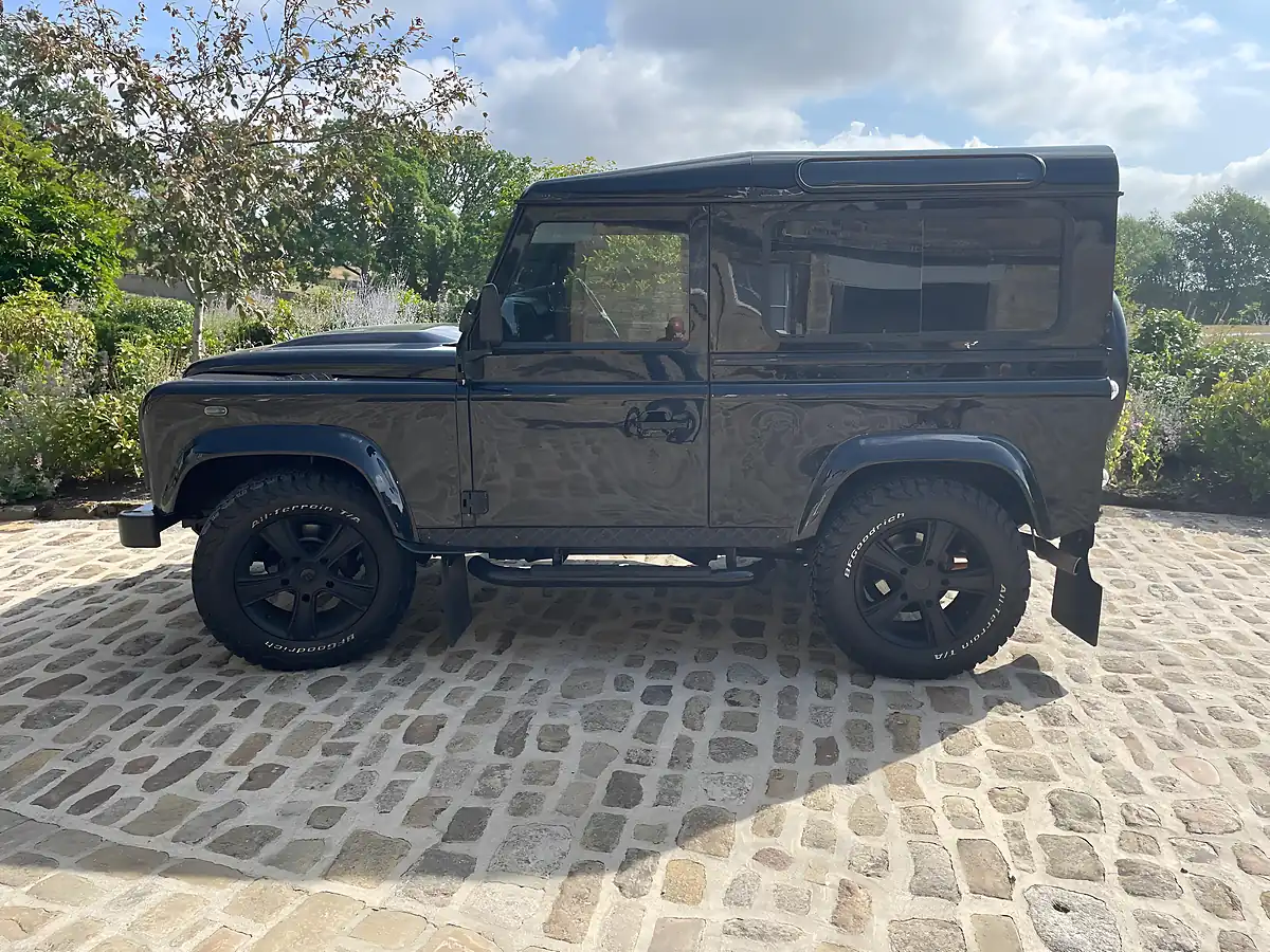 Used 2010 Land Rover Defender 90 Xs Station Wagon Santorini Black - Interior and Exterior details 3