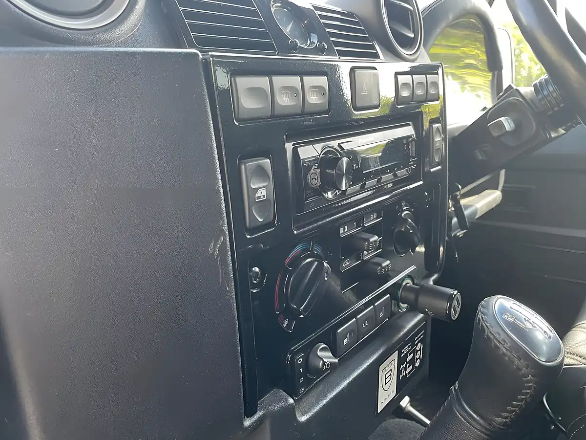 Used 2010 Land Rover Defender 90 Xs Station Wagon Santorini Black - Interior and Exterior details 8