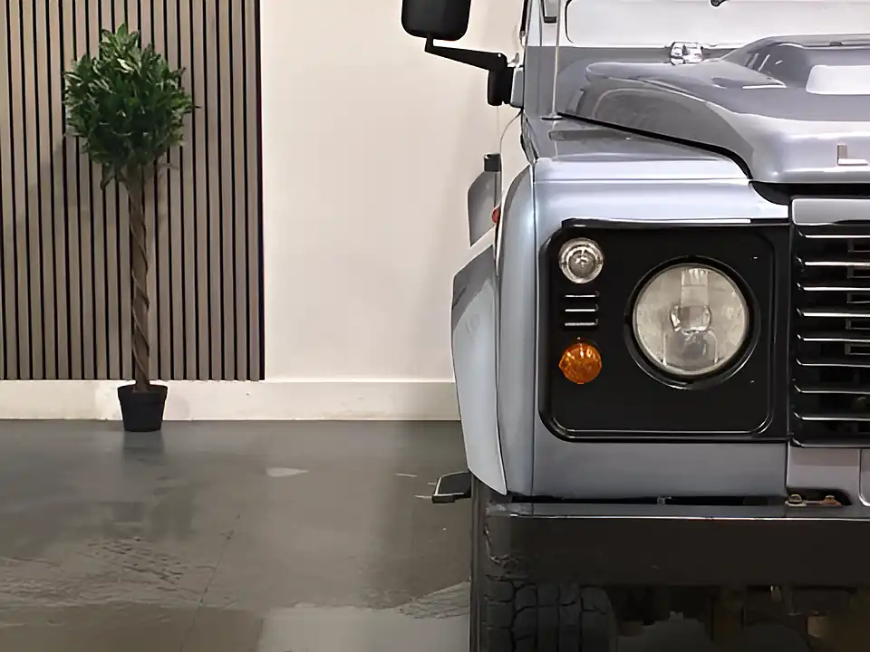 Used 2010 Land Rover Defender Hard Top Blue - Interior and Exterior details 17