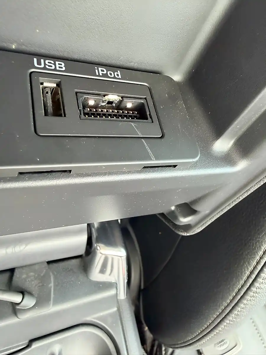 Used 2010 Land Rover Discovery 4 Xs White - Interior and Exterior details 14