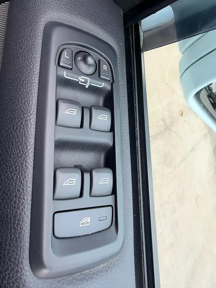 Used 2010 Land Rover Discovery 4 Xs White - Interior and Exterior details 17