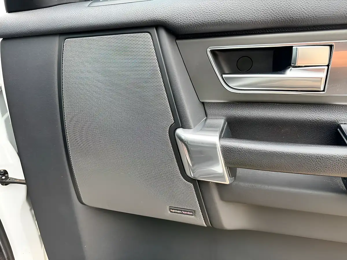 Used 2010 Land Rover Discovery 4 Xs White - Interior and Exterior details 18