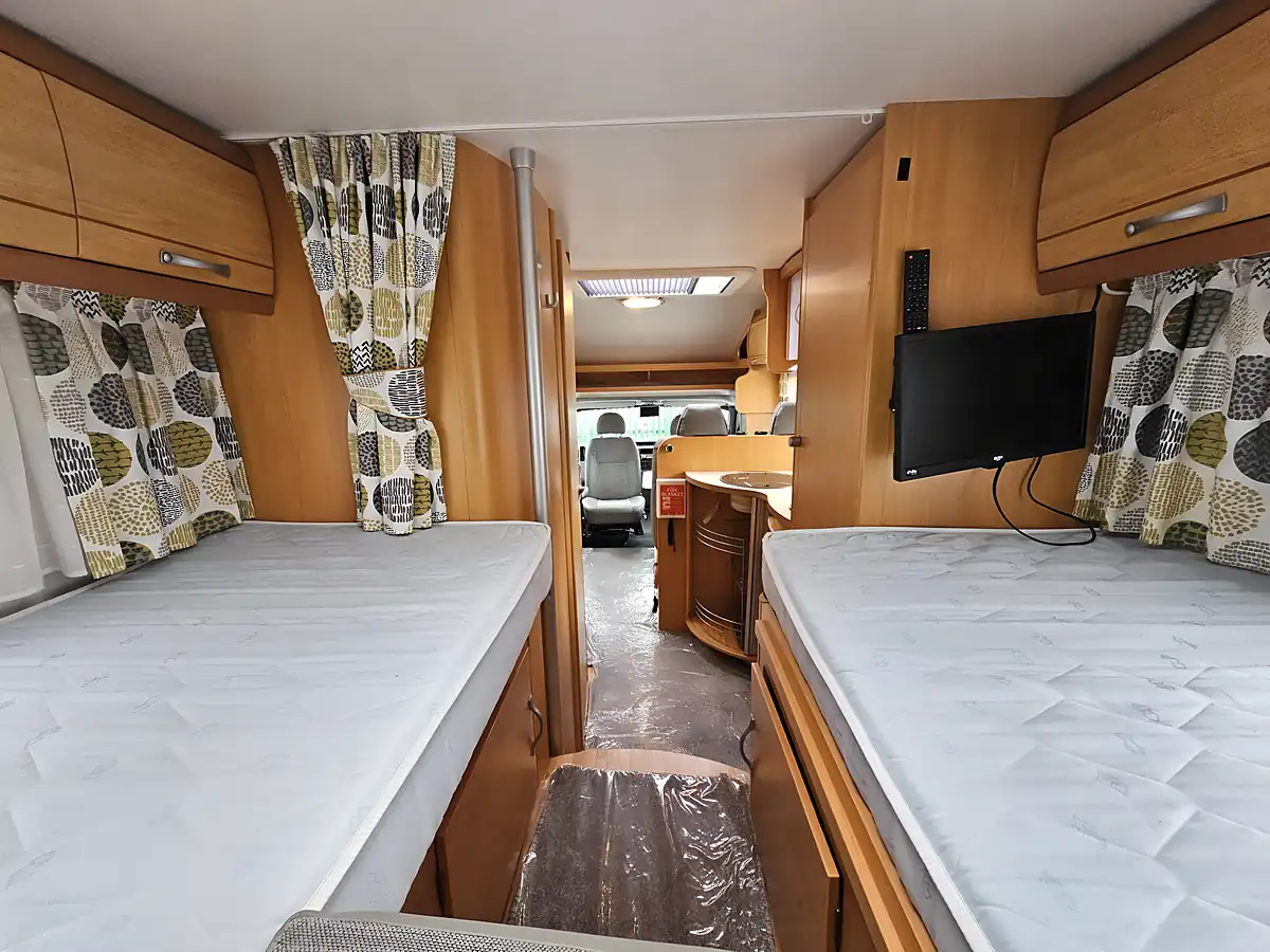 Used 2010 Lmc Liberty TI718 Low Profile Silver - Interior and Exterior details 17