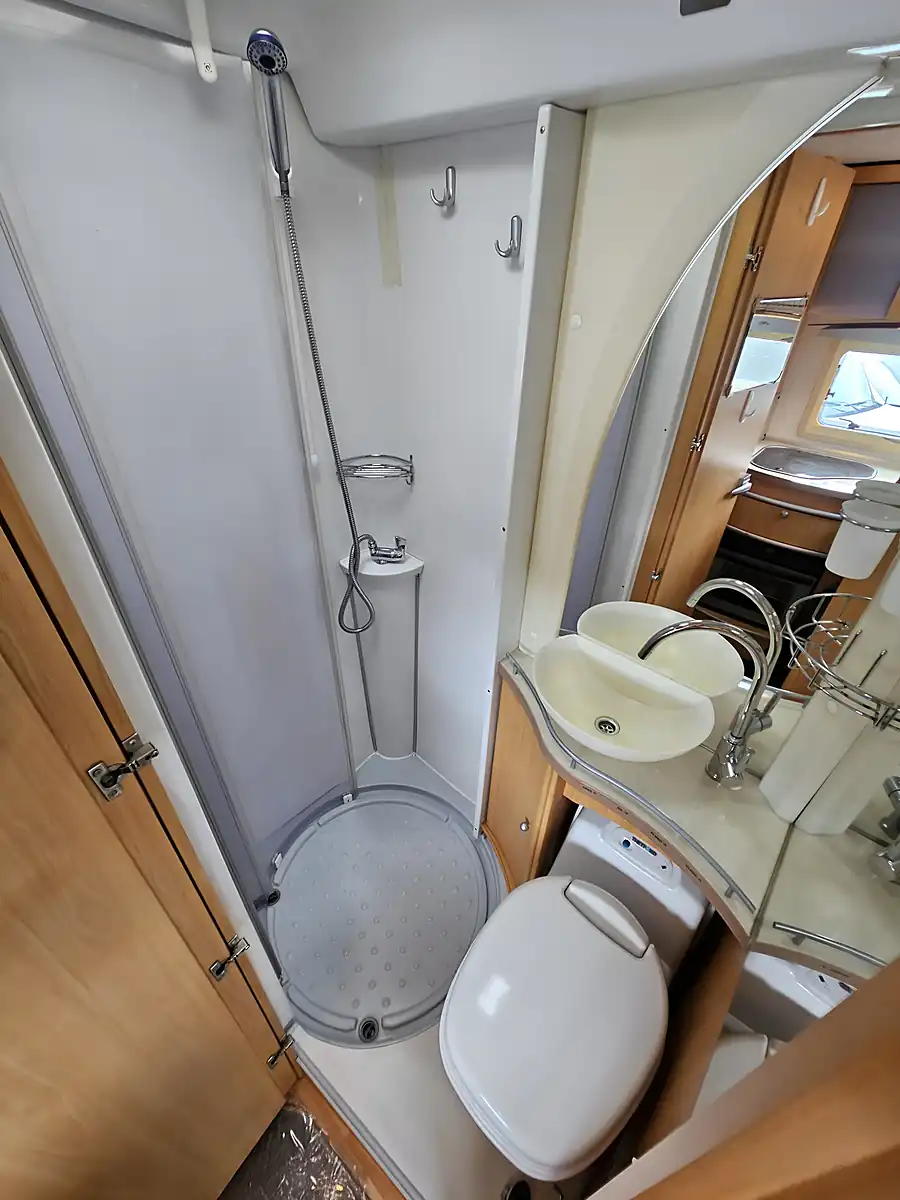 Used 2010 Lmc Liberty TI718 Low Profile Silver - Interior and Exterior details 19