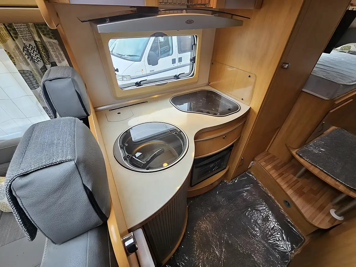 Used 2010 Lmc Liberty TI718 Low Profile Silver - Interior and Exterior details 9
