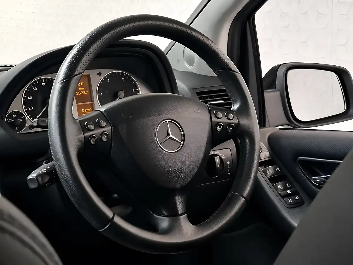 Used 2010 Mercedes-Benz a-Class Avantgarde Se Cosmos Black - Interior and Exterior details 16