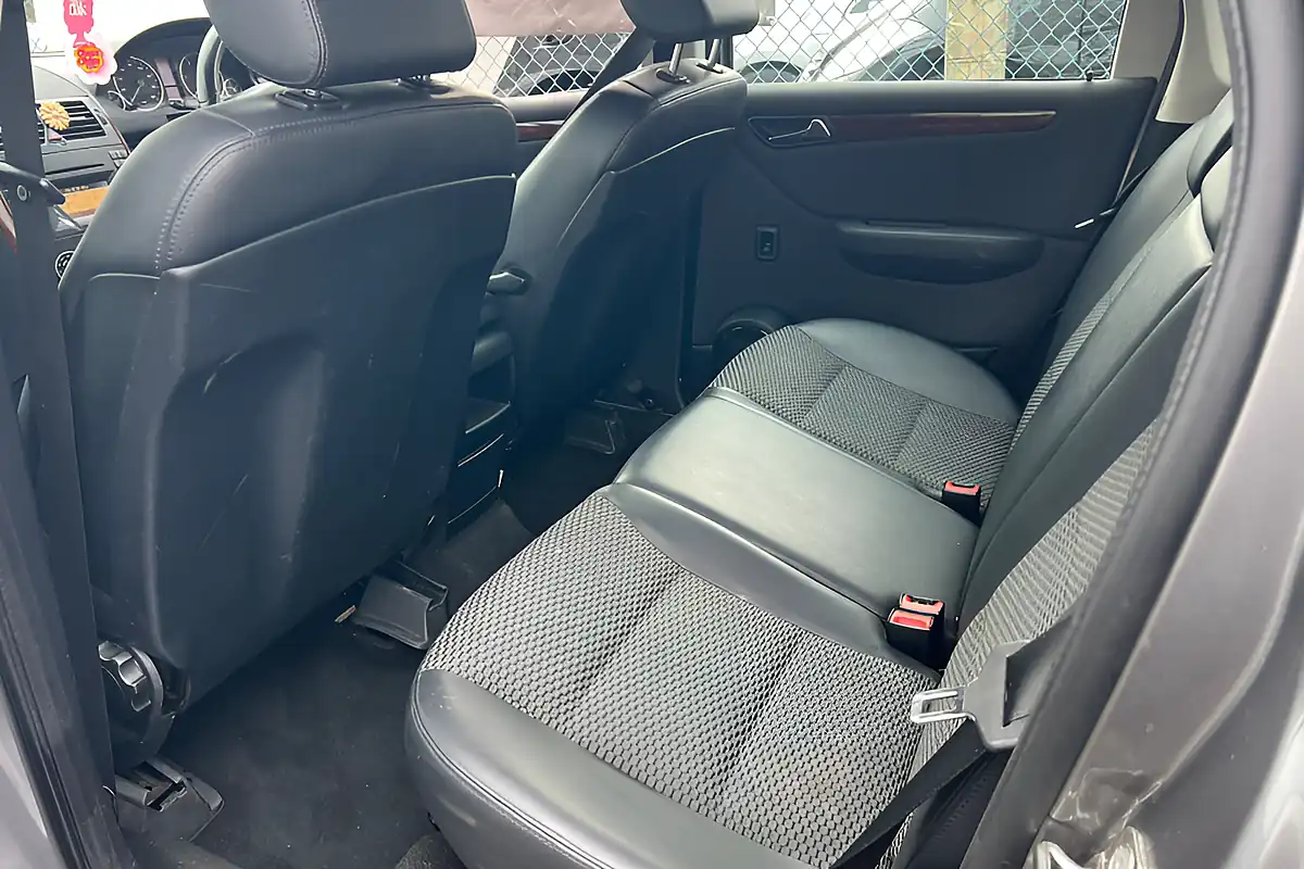 Used 2010 Mercedes-Benz a Elegance Se Grey - Interior and Exterior details 17