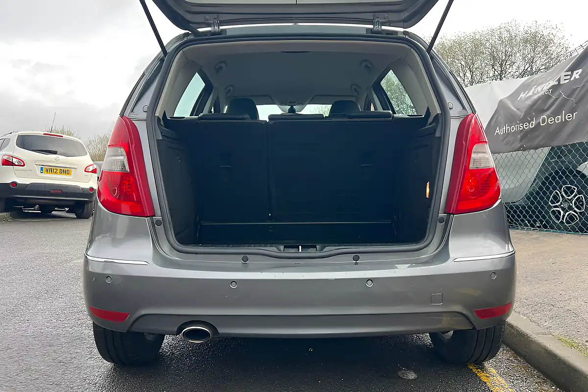 Used 2010 Mercedes-Benz a Elegance Se Grey - Interior and Exterior details 6