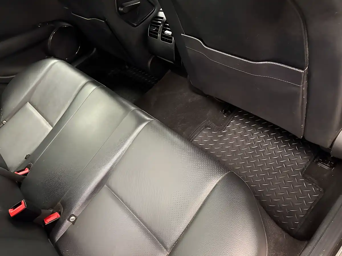 Used 2010 Mercedes-Benz C Class Elegance Silver - Interior and Exterior details 14