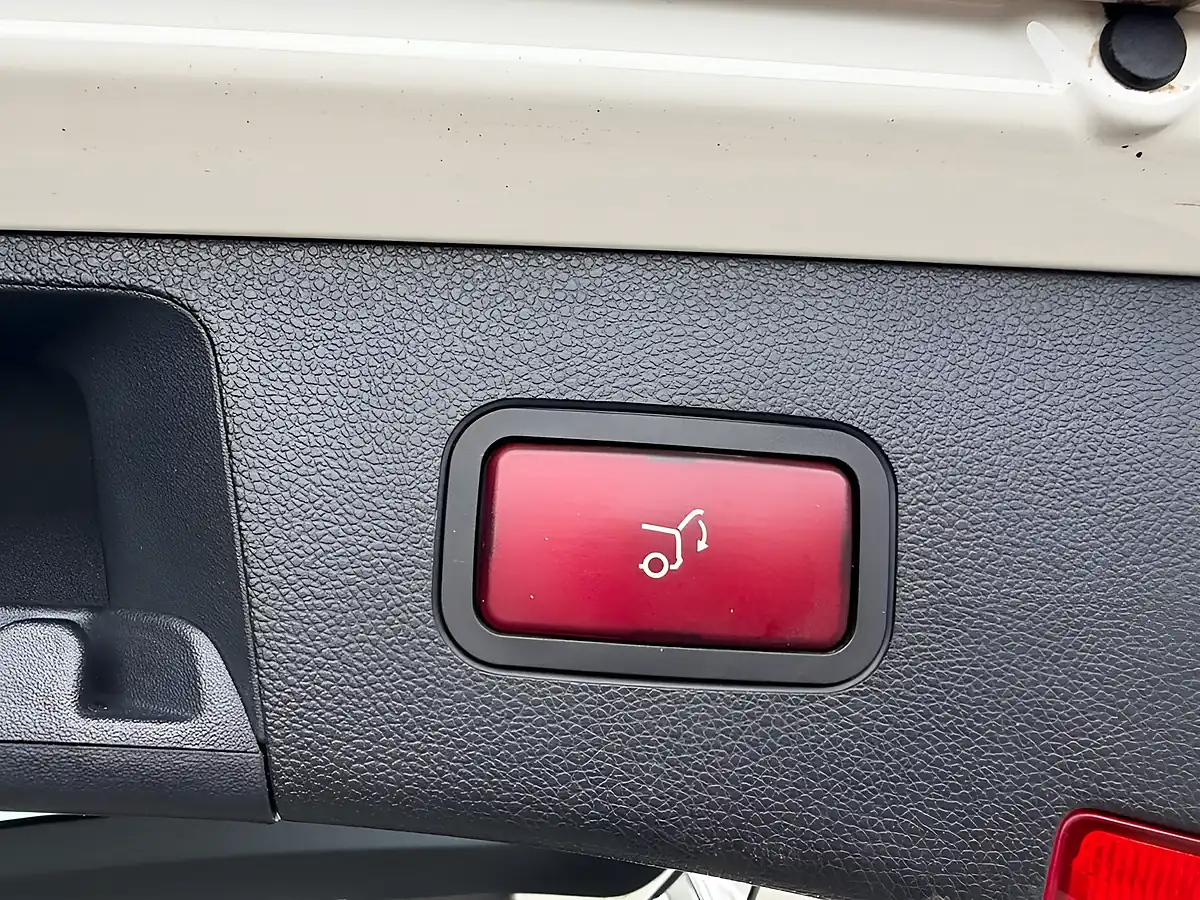 Used 2010 Mercedes-Benz E Class Sport Estate White - Interior and Exterior details 18