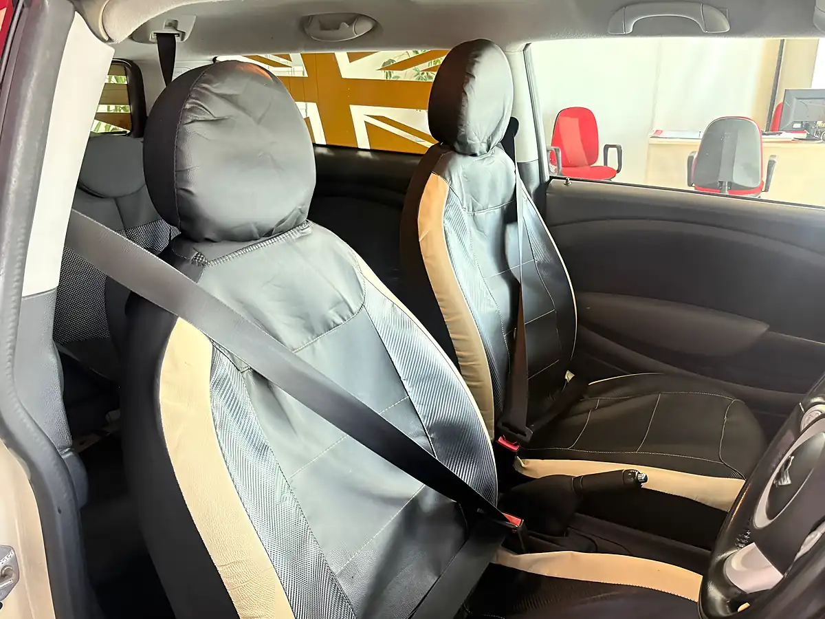 Used 2010 MINI Clubman One White - Interior and Exterior details 14