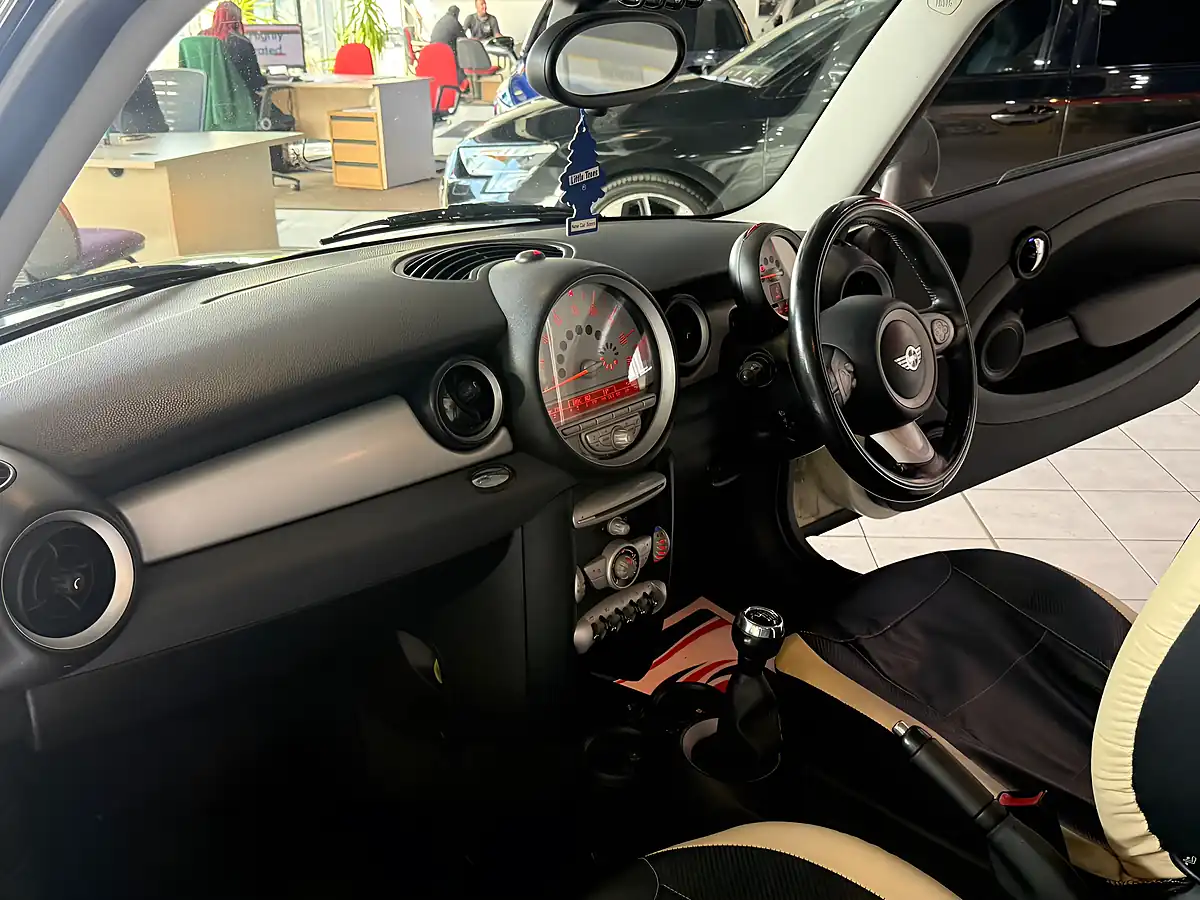 Used 2010 MINI Clubman One White - Interior and Exterior details 15