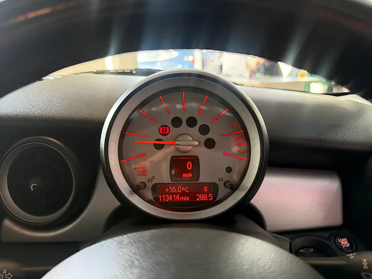 Used 2010 MINI Clubman One White - Interior and Exterior details 17