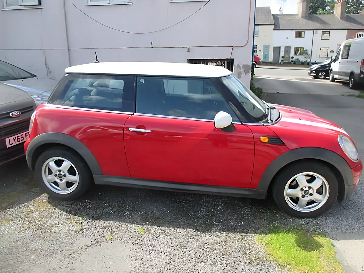 Used 2010 MINI Cooper Red - Interior and Exterior details 4