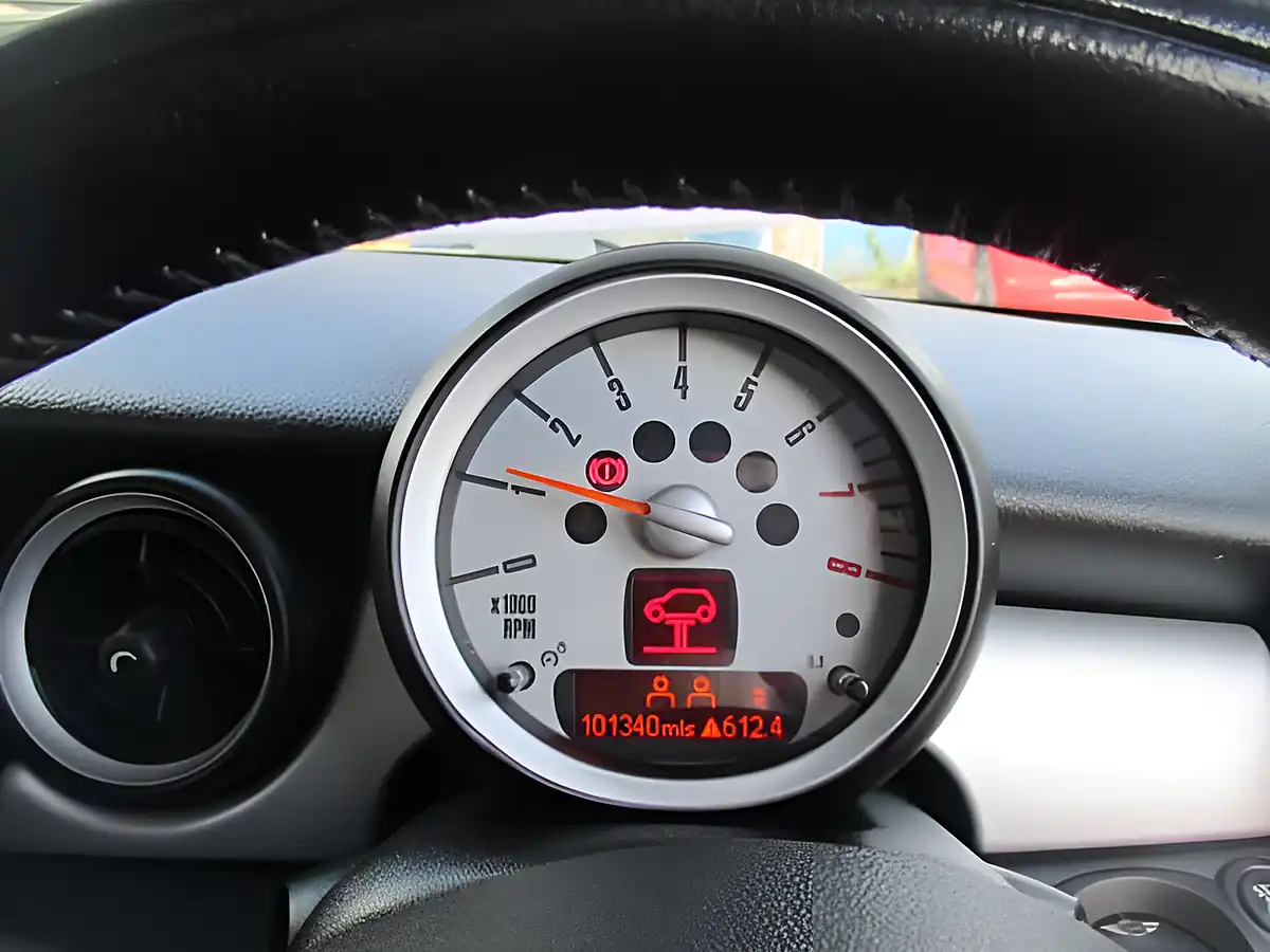 Used 2010 MINI Cooper Red - Interior and Exterior details 9