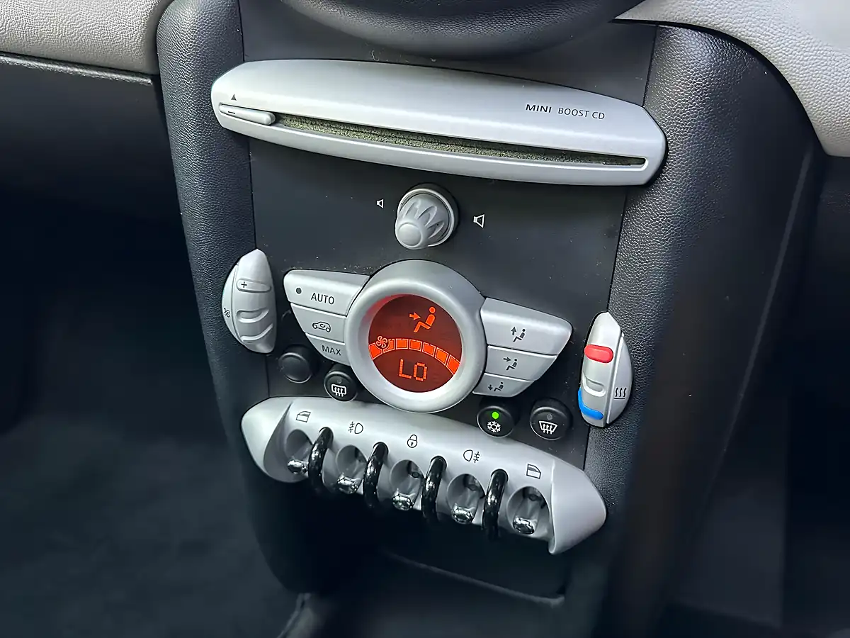Used 2010 MINI Hatch Cooper Camden White Silver - Interior and Exterior details 11
