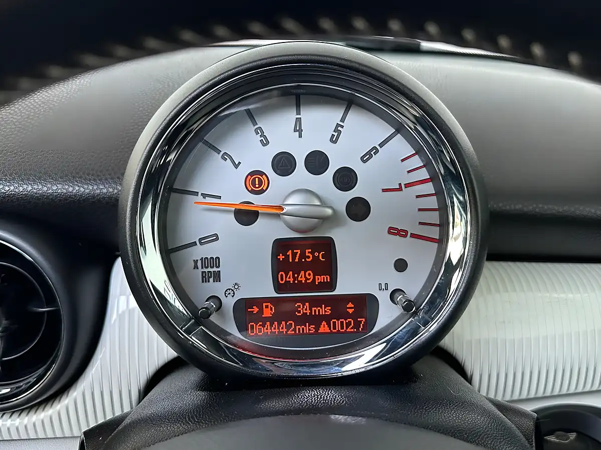 Used 2010 MINI Hatch Cooper Camden White Silver - Interior and Exterior details 13