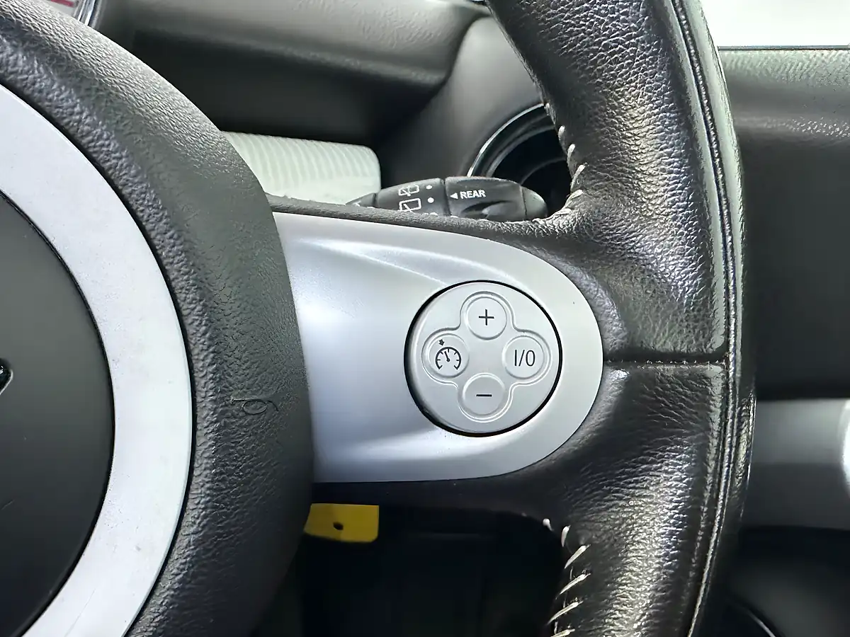 Used 2010 MINI Hatch Cooper Camden White Silver - Interior and Exterior details 14