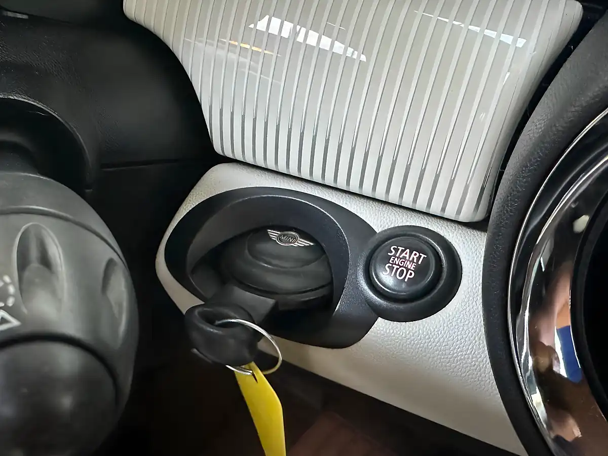 Used 2010 MINI Hatch Cooper Camden White Silver - Interior and Exterior details 15