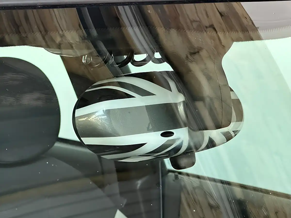 Used 2010 MINI Hatch Cooper Camden White Silver - Interior and Exterior details 20