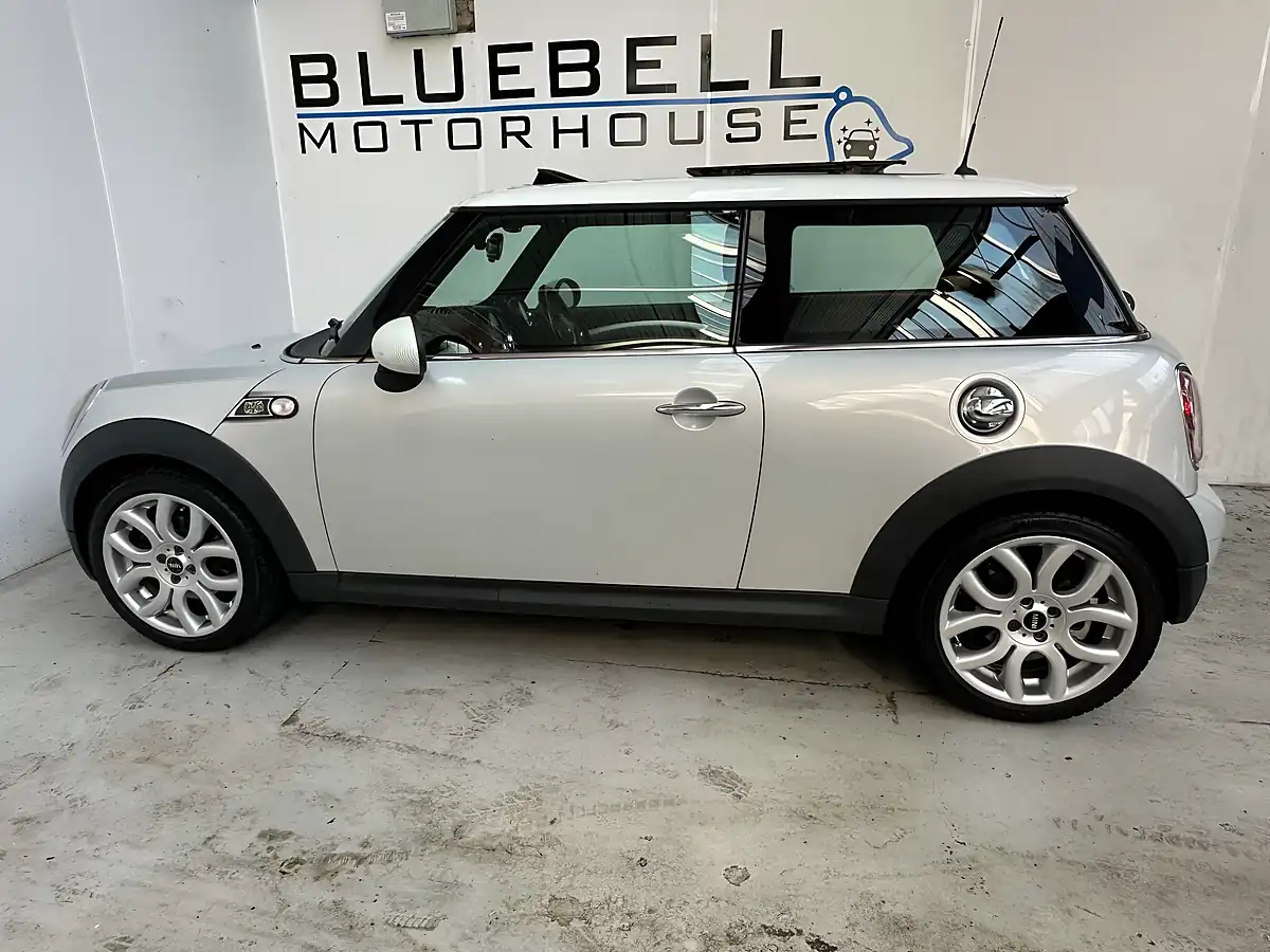 Used 2010 MINI Hatch Cooper Camden White Silver - Interior and Exterior details 6