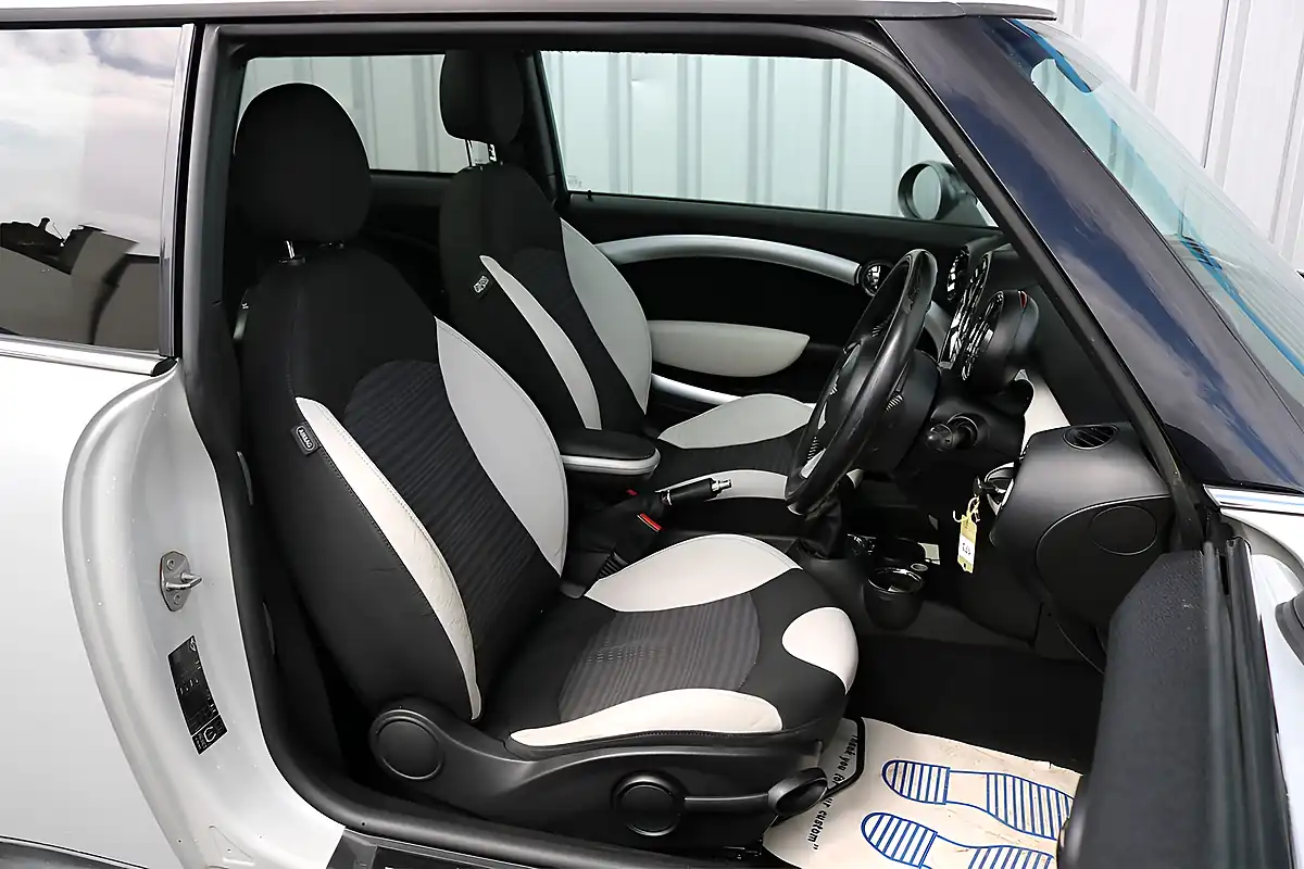 Used 2010 MINI Hatch Cooper Camden White Silver - Interior and Exterior details 10