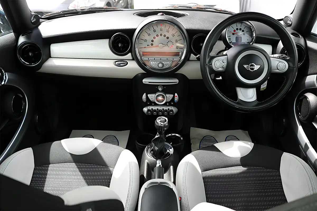 Used 2010 MINI Hatch Cooper Camden White Silver - Interior and Exterior details 13