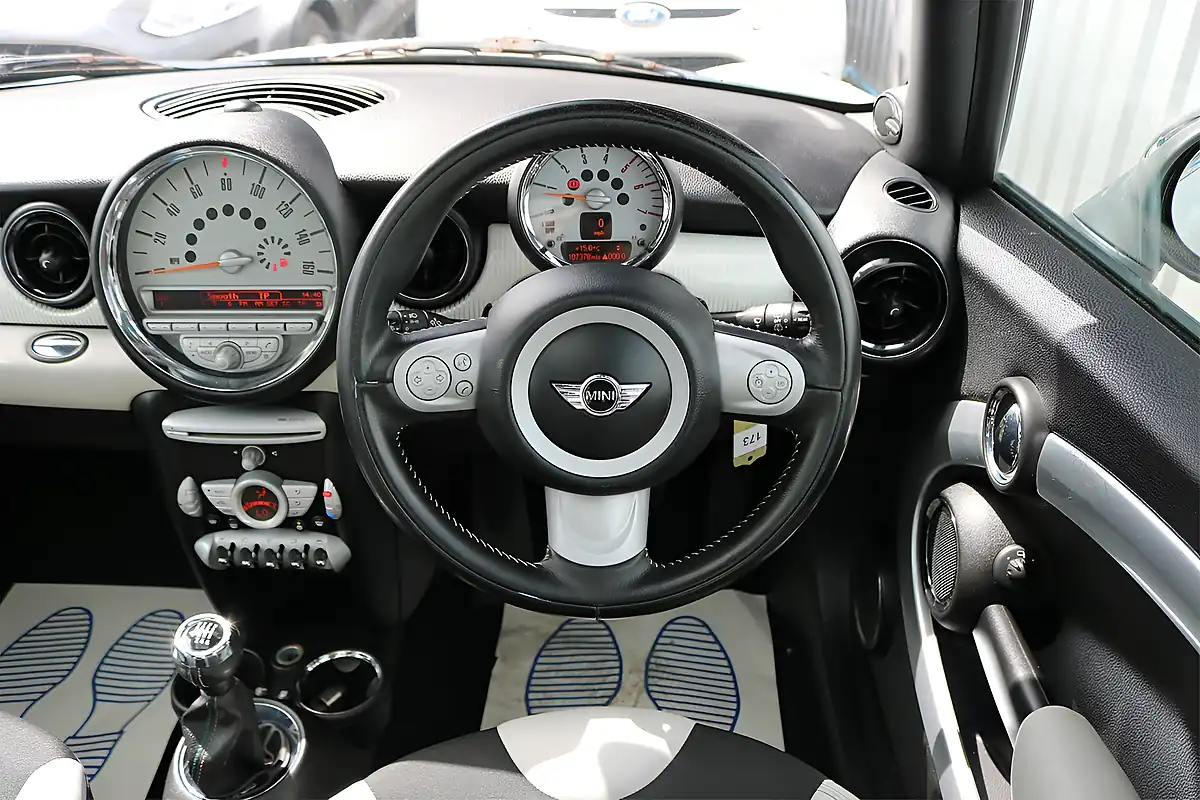 Used 2010 MINI Hatch Cooper Camden White Silver - Interior and Exterior details 14