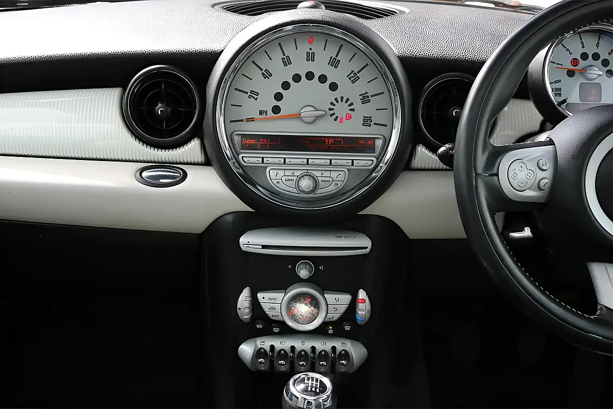 Used 2010 MINI Hatch Cooper Camden White Silver - Interior and Exterior details 16