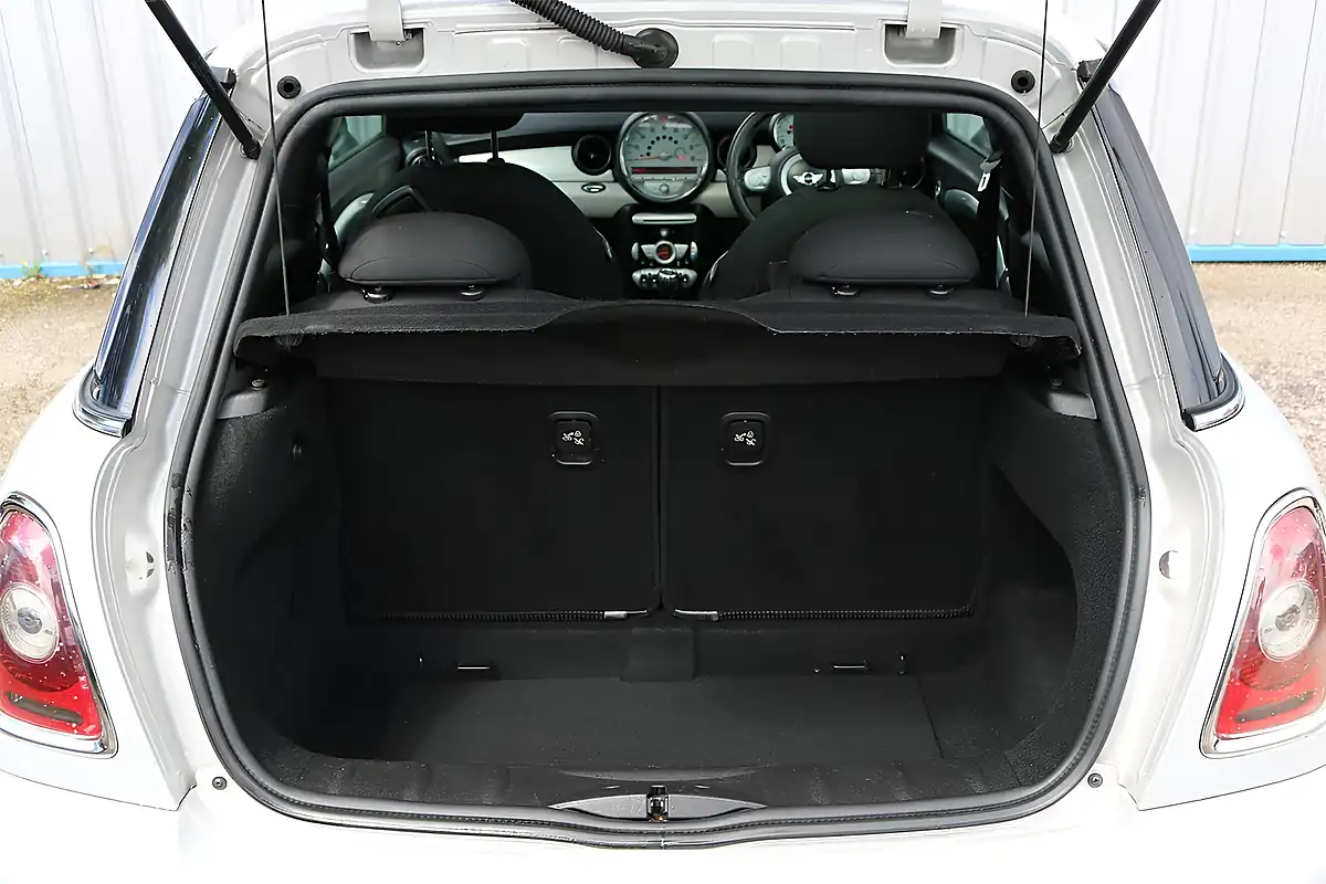 Used 2010 MINI Hatch Cooper Camden White Silver - Interior and Exterior details 20