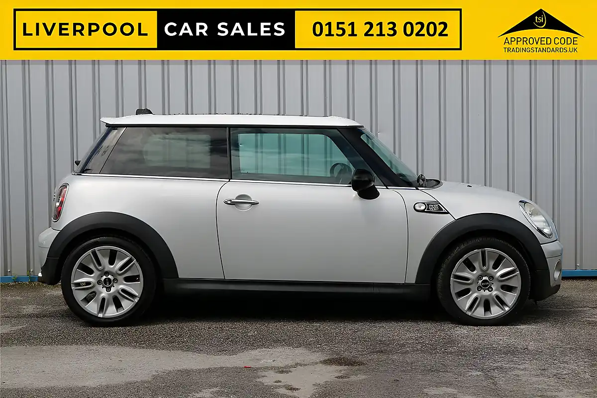 Used 2010 MINI Hatch Cooper Camden White Silver - Interior and Exterior details 4