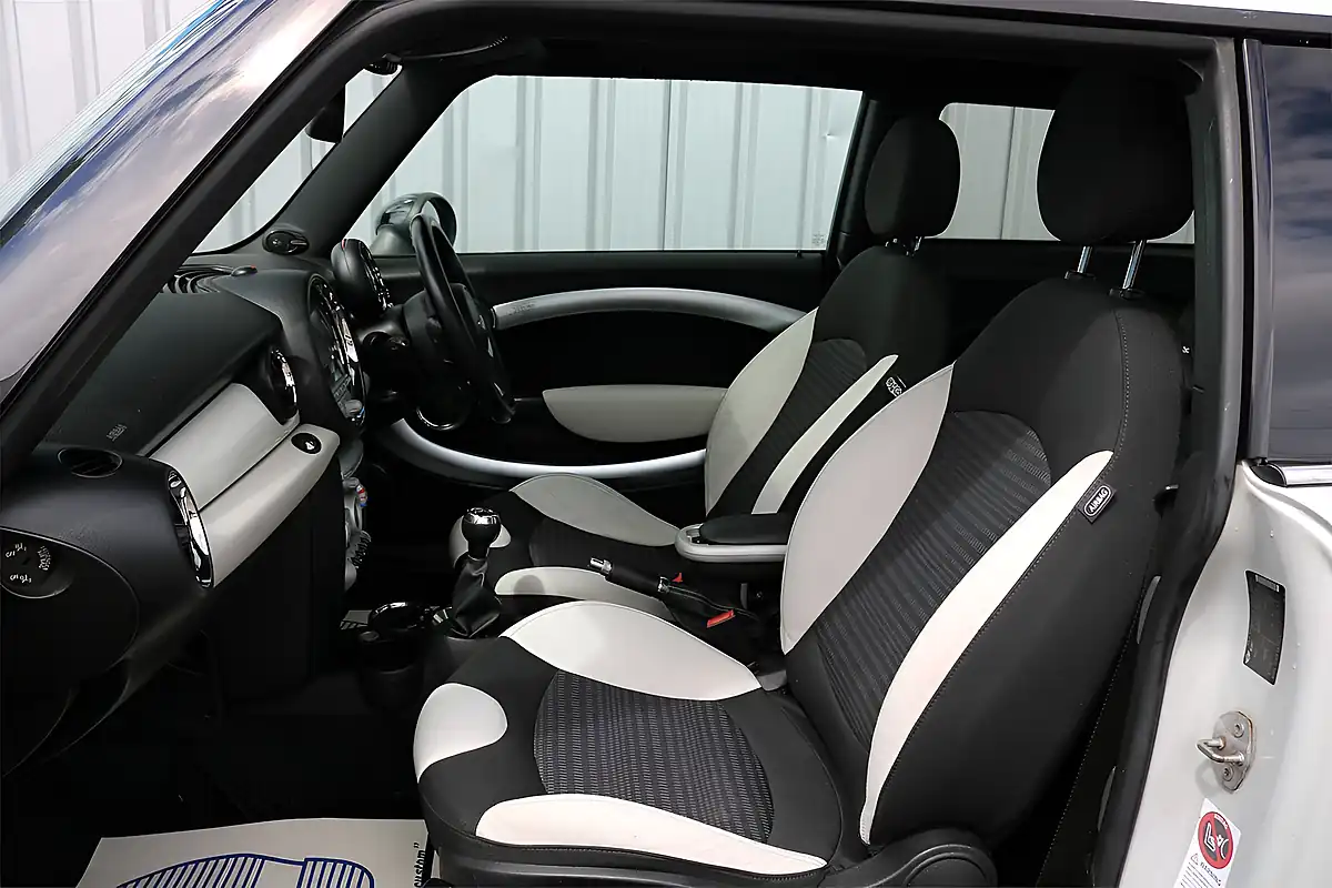 Used 2010 MINI Hatch Cooper Camden White Silver - Interior and Exterior details 7