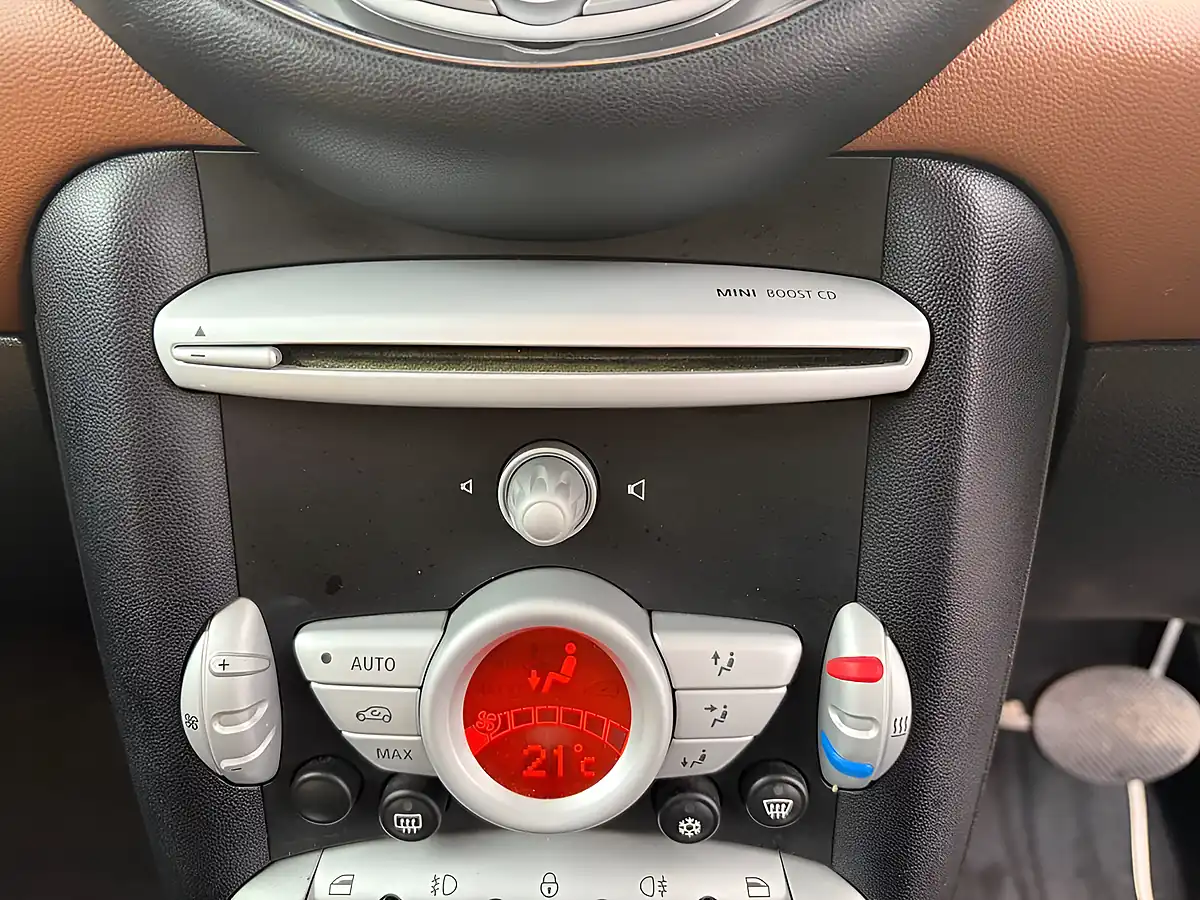Used 2010 MINI Hatch Cooper Mayfair 50th Edition Brown - Interior and Exterior details 18