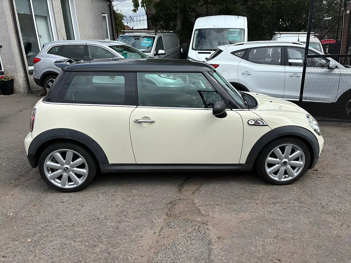 Used 2010 MINI Hatch Cooper S White - Interior and Exterior details 2