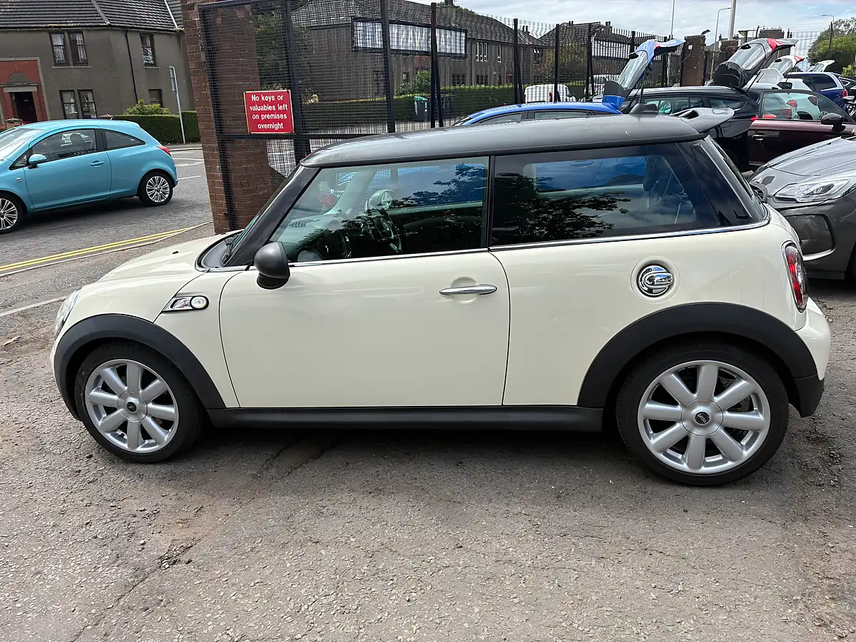 Used 2010 MINI Hatch Cooper S White - Interior and Exterior details 6