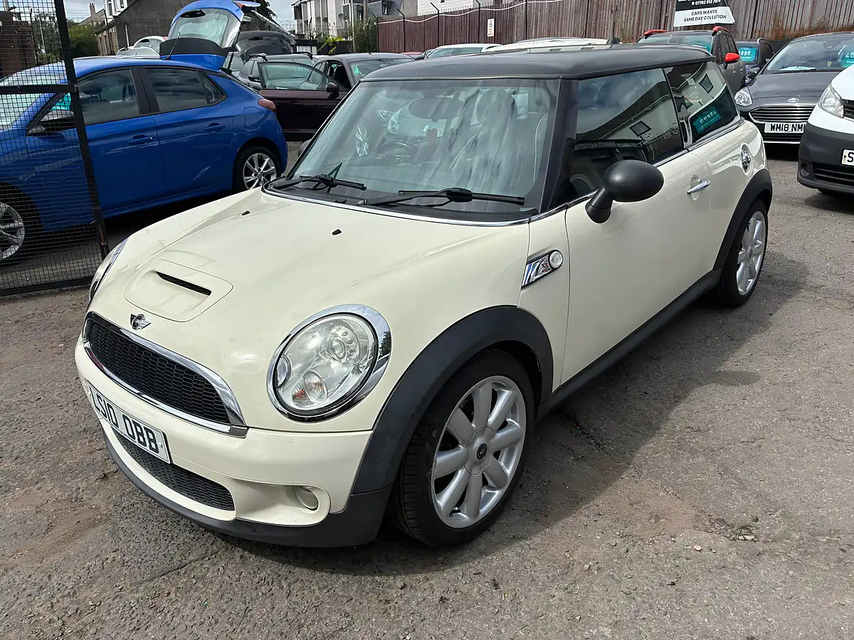 Used 2010 MINI Hatch Cooper S White - Interior and Exterior details 7