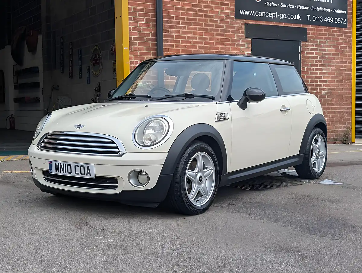 Used 2010 MINI Hatch Cooper White - Front View