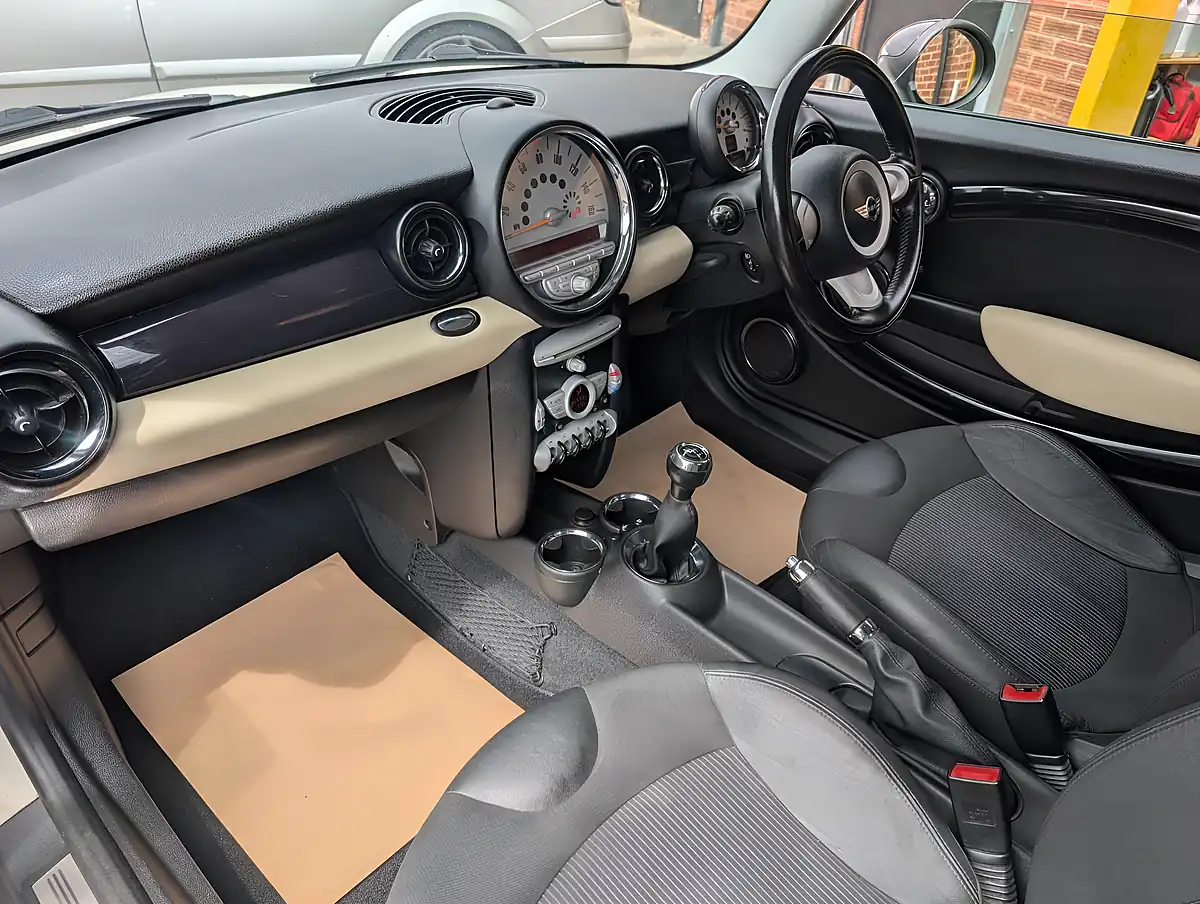 Used 2010 MINI Hatch Cooper White - Interior and Exterior details 10