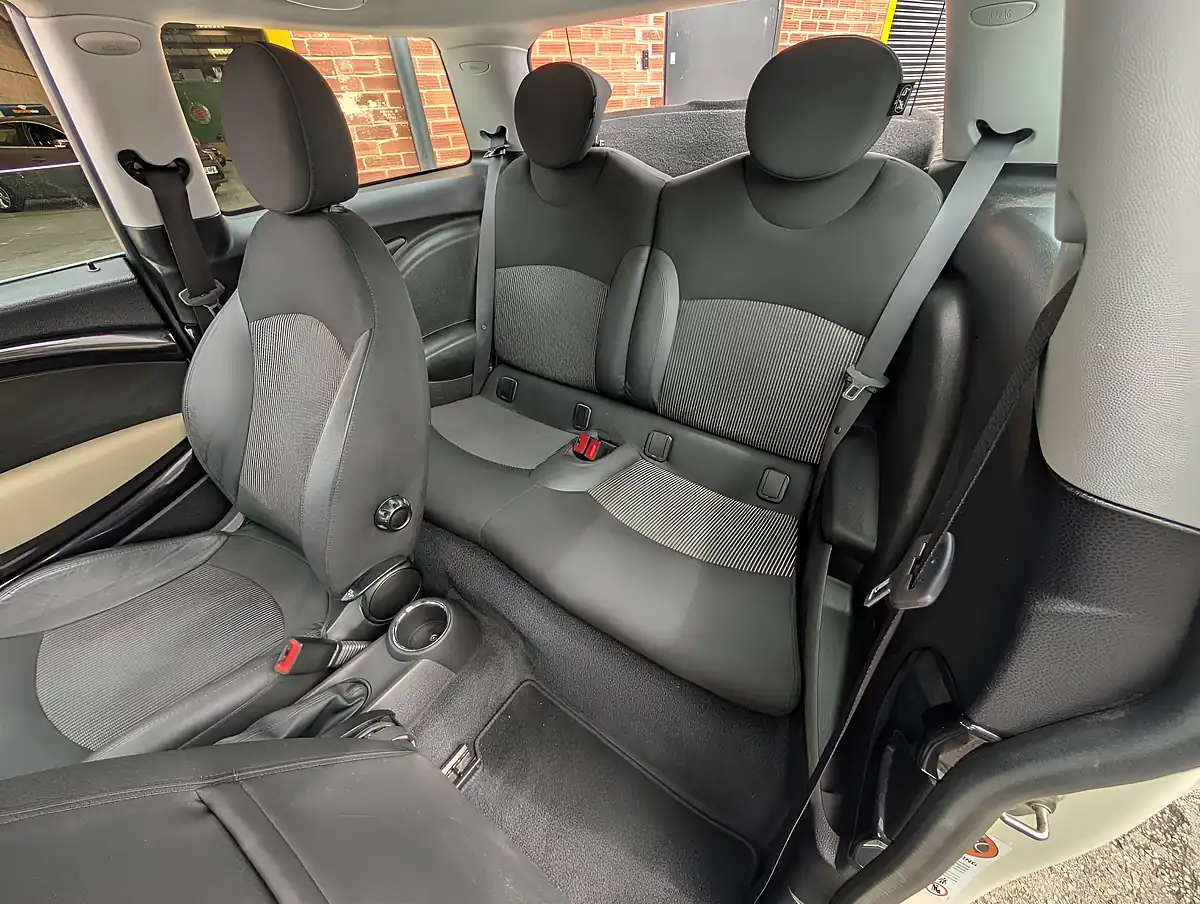 Used 2010 MINI Hatch Cooper White - Interior and Exterior details 11