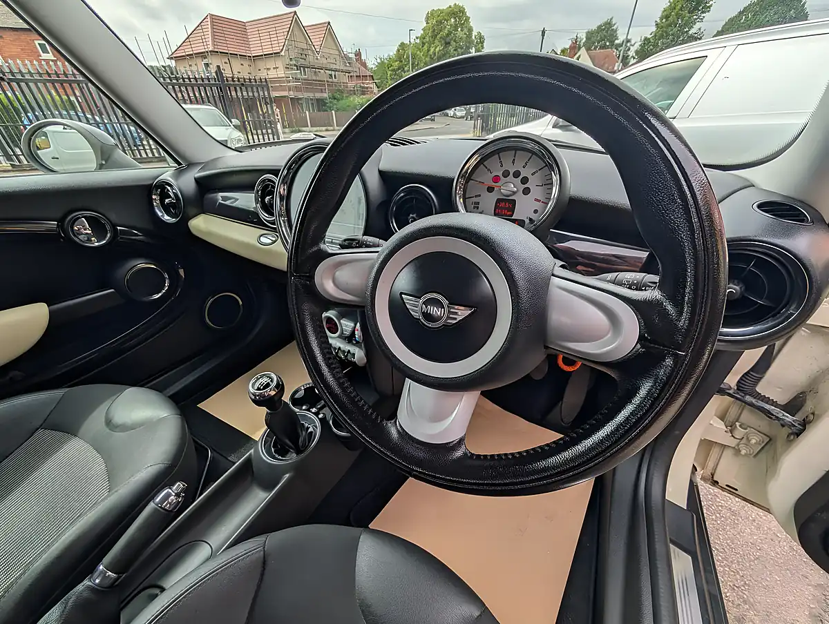 Used 2010 MINI Hatch Cooper White - Interior and Exterior details 12