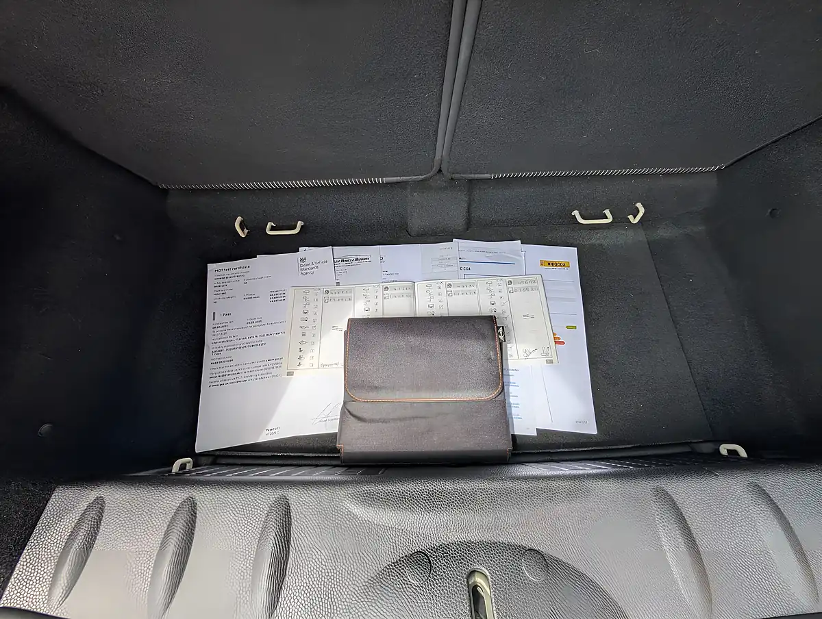 Used 2010 MINI Hatch Cooper White - Interior and Exterior details 14