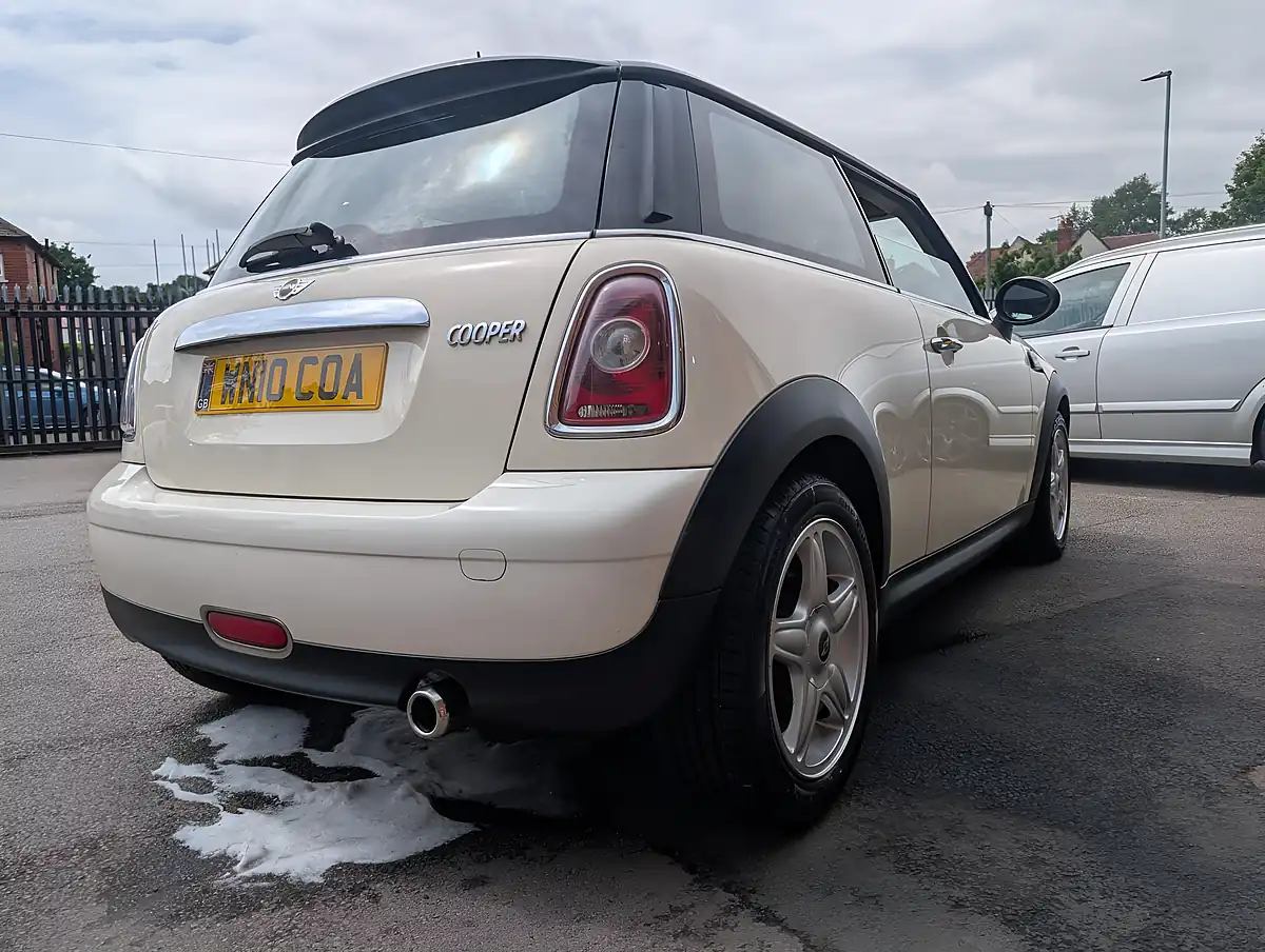 Used 2010 MINI Hatch Cooper White - Interior and Exterior details 3