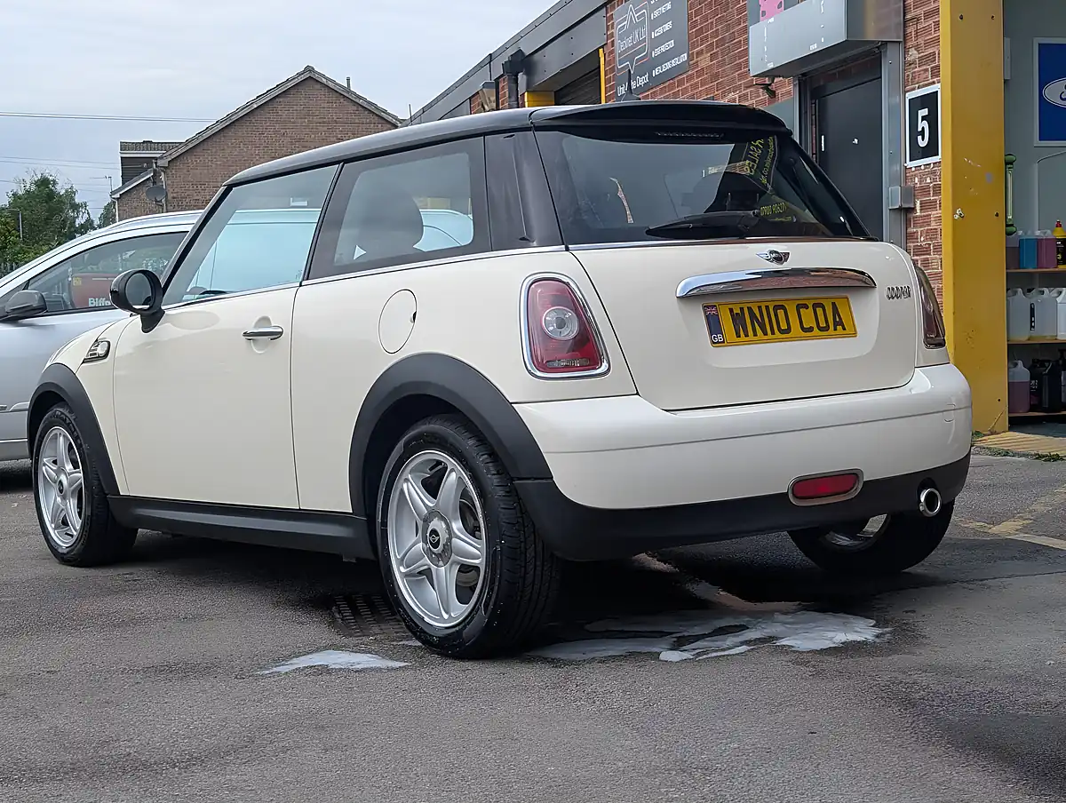 Used 2010 MINI Hatch Cooper White - Interior and Exterior details 4