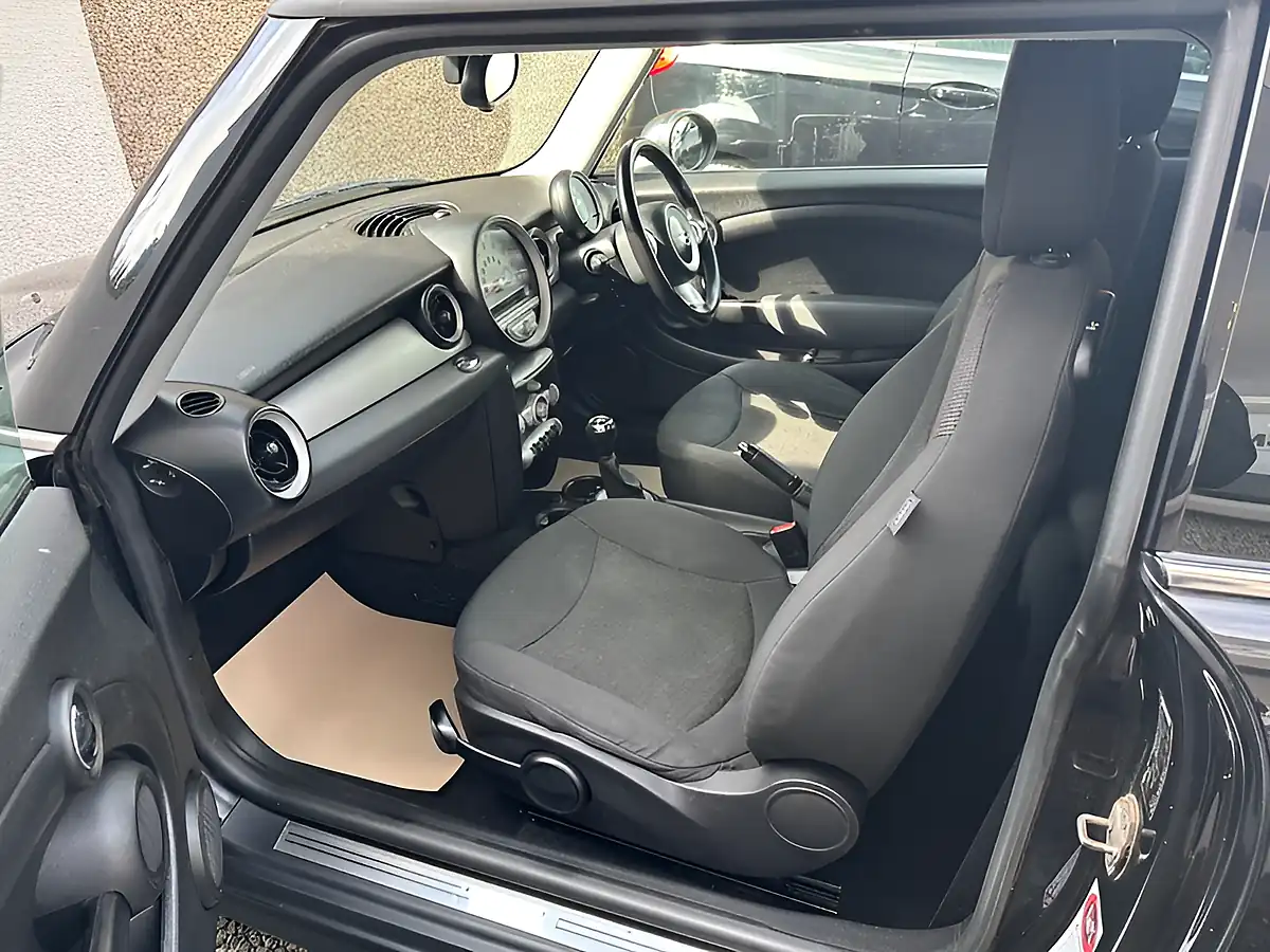 Used 2010 MINI Hatch One Black - Interior and Exterior details 13