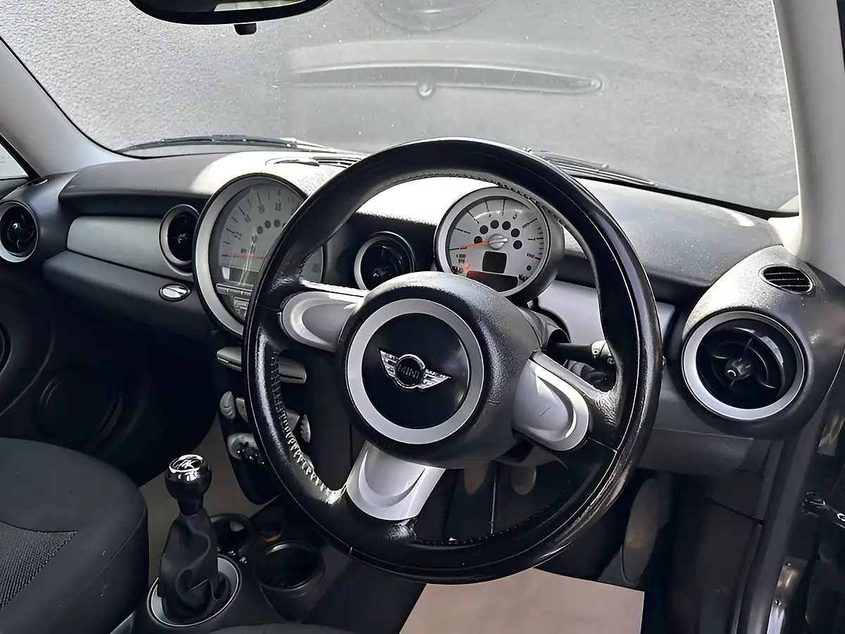 Used 2010 MINI Hatch One Black - Interior and Exterior details 17