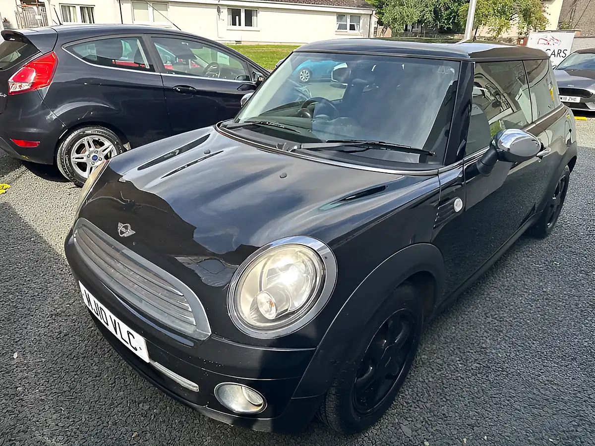 Used 2010 MINI Hatch One Black - Interior and Exterior details 4