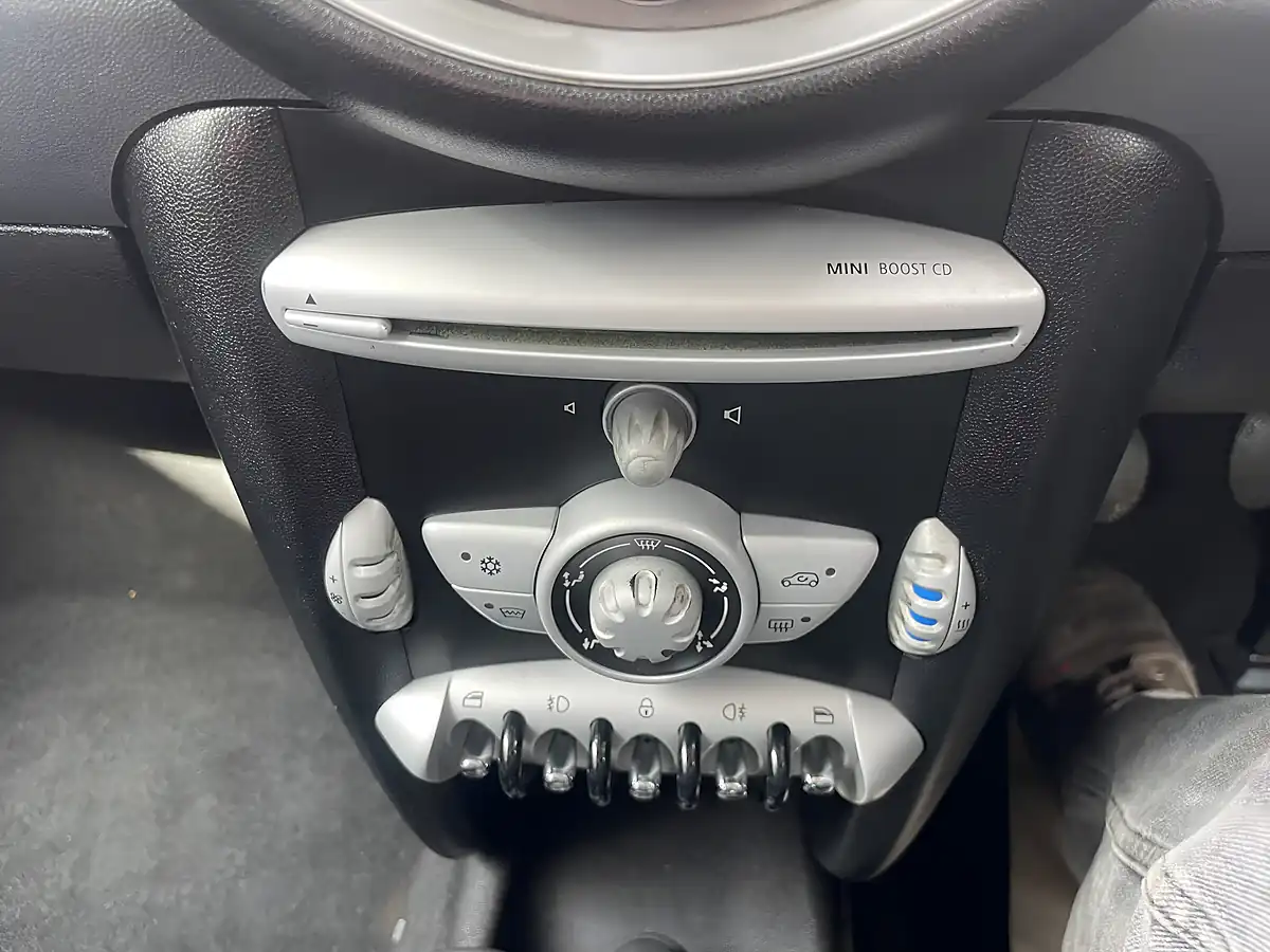 Used 2010 MINI Hatch One (pepper Pack) Interchange Yellow - Interior and Exterior details 17