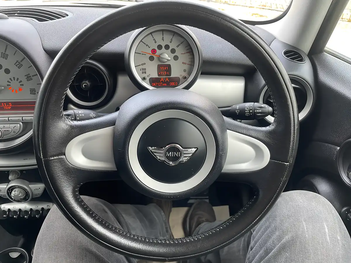 Used 2010 MINI Hatch One (pepper Pack) Interchange Yellow - Interior and Exterior details 19